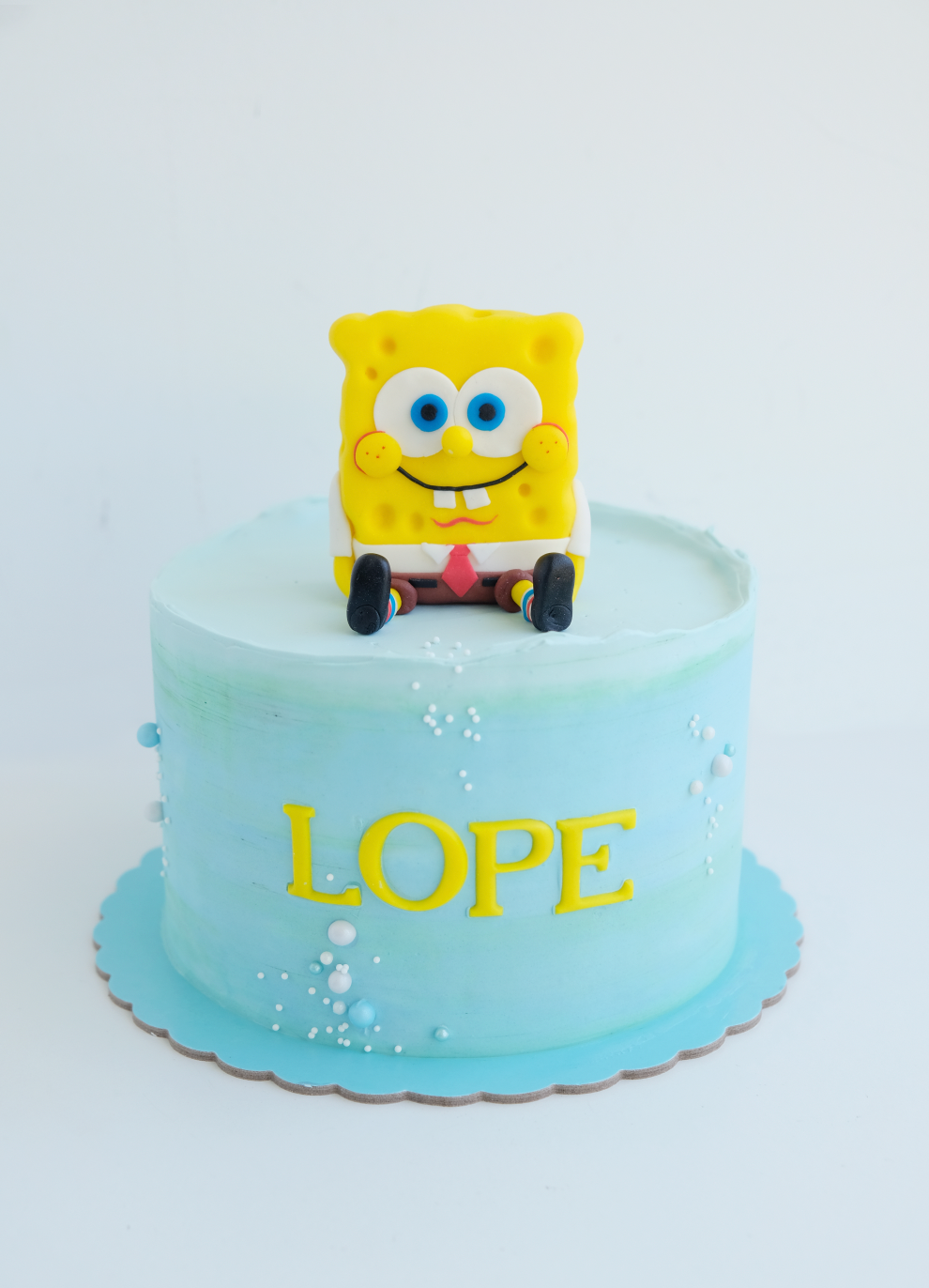 Un pastel de Bob Esponja con el nombre Lope.