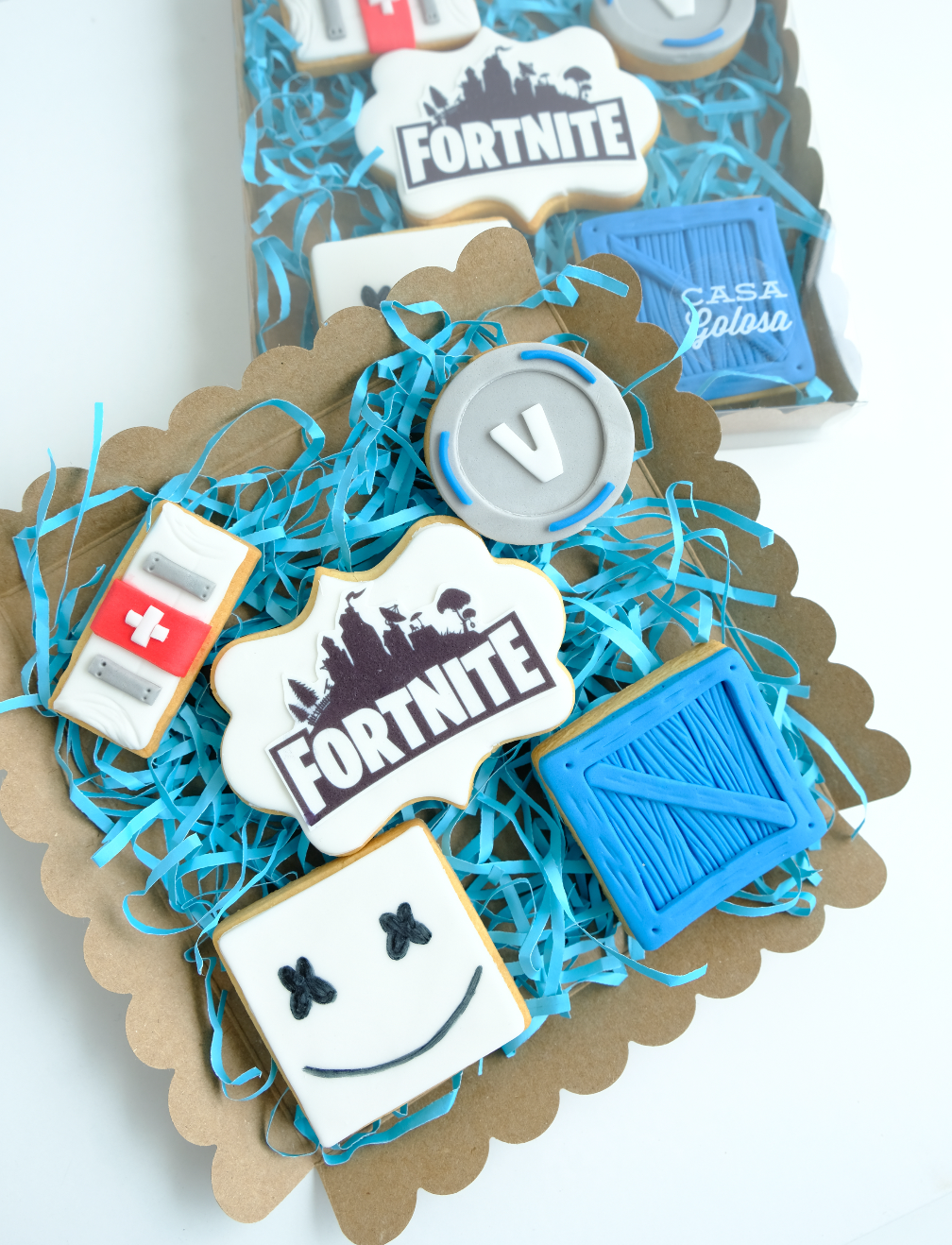 Una bandeja de galletas con Fortnite escrito en ellas.