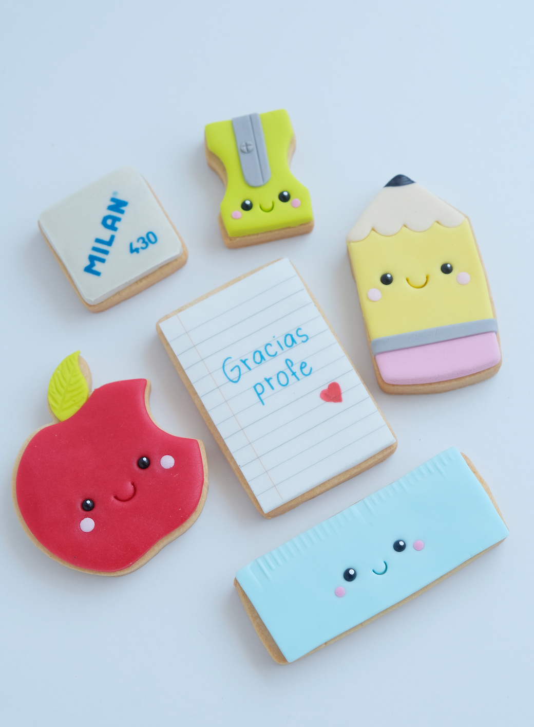 Un montón de galletas con una que dice Milán.