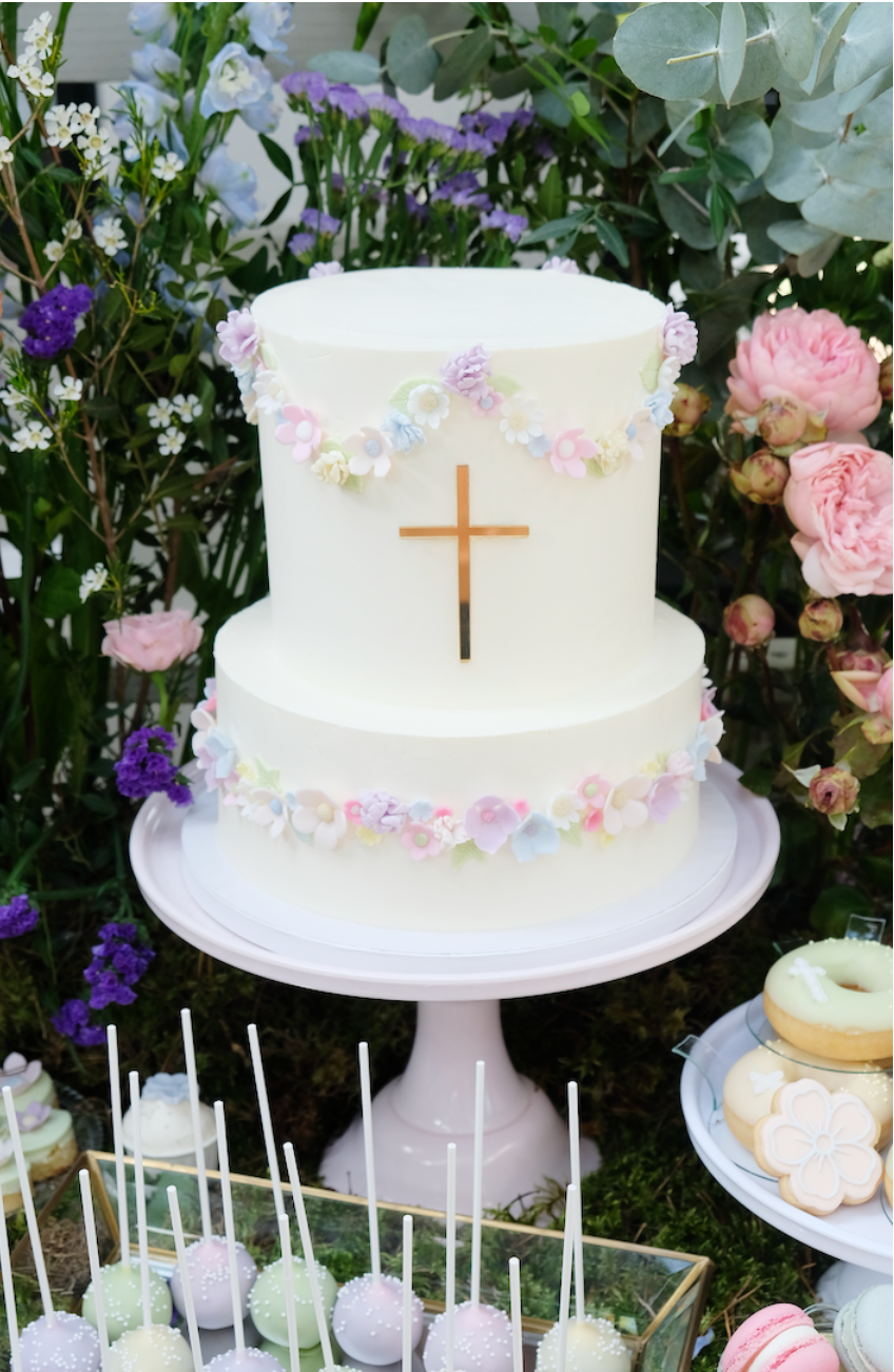 Un pastel blanco con una cruz encima.