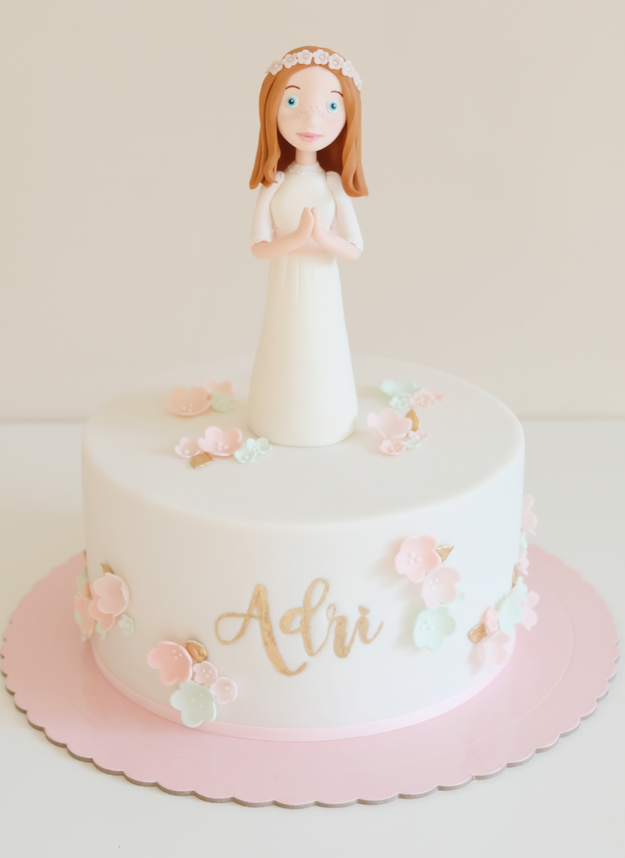 Un pastel con el nombre Ali.