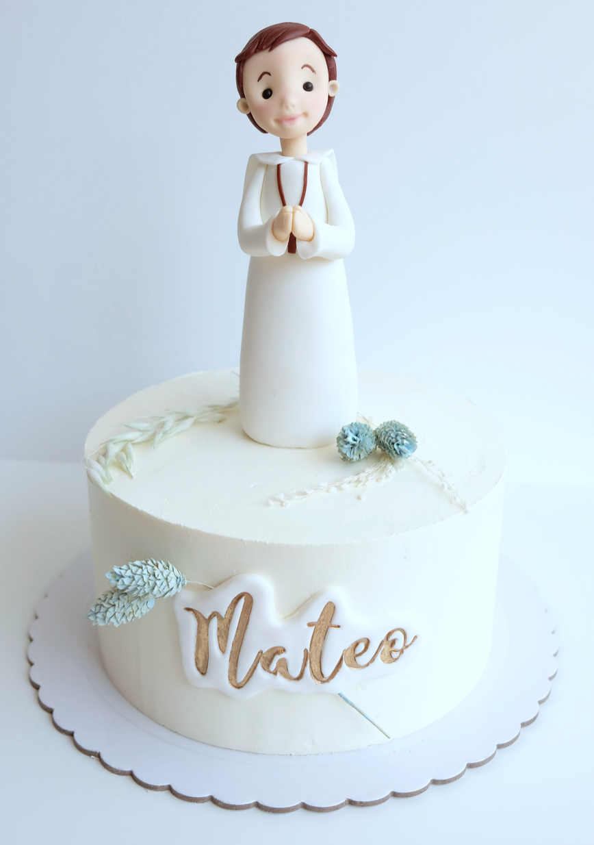 Un pastel blanco con el nombre Mateo.