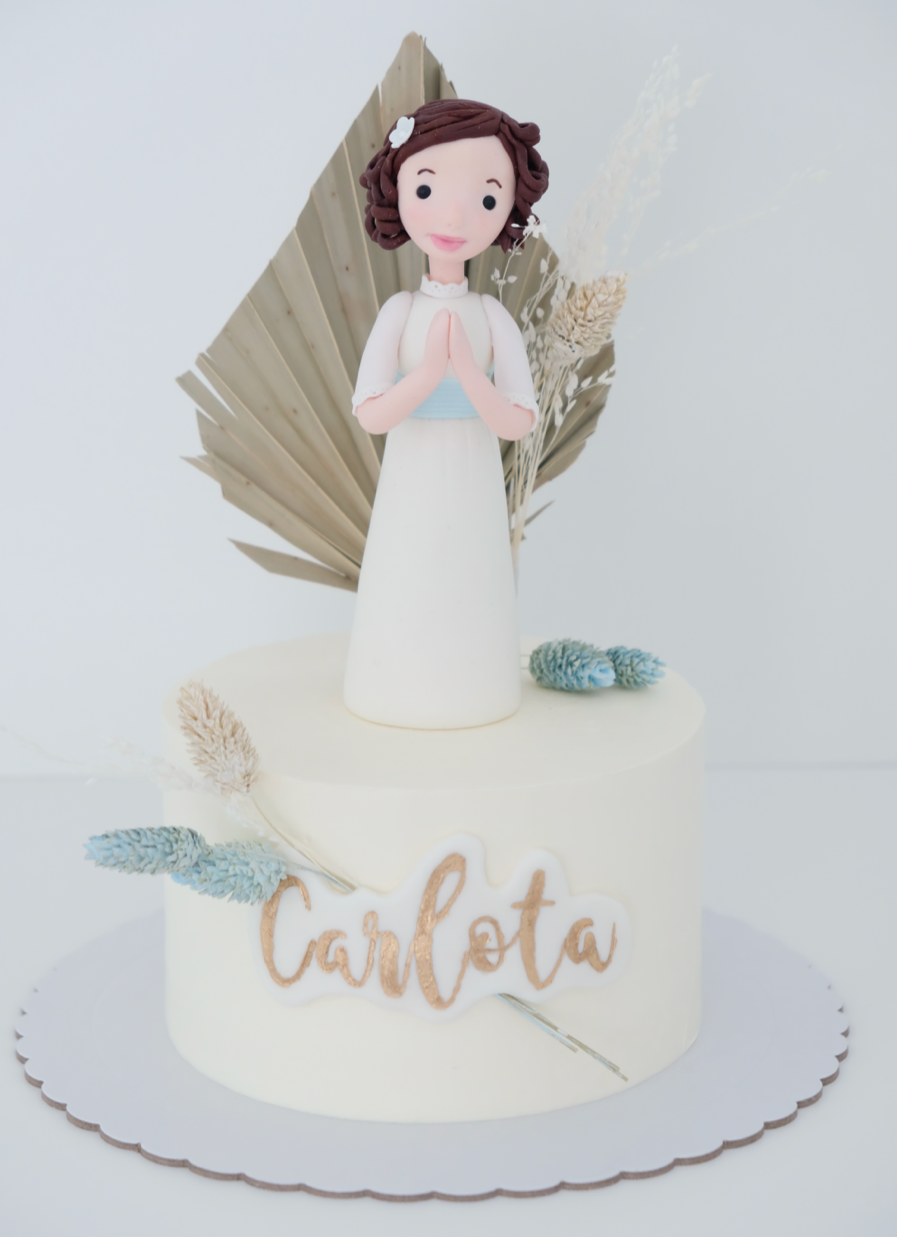 Un pastel con el nombre Carlota.