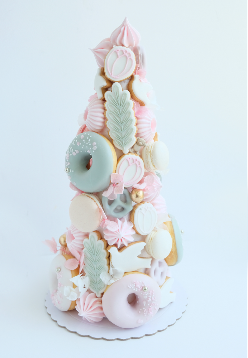 Un árbol de Navidad hecho de donas, galletas y malvaviscos.