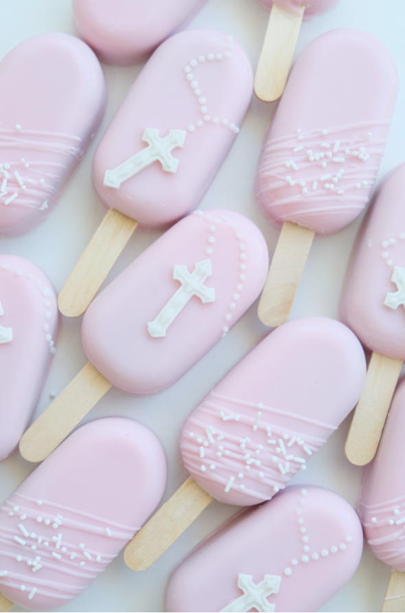 Un montón de paletas de color rosa con cruces en ellas