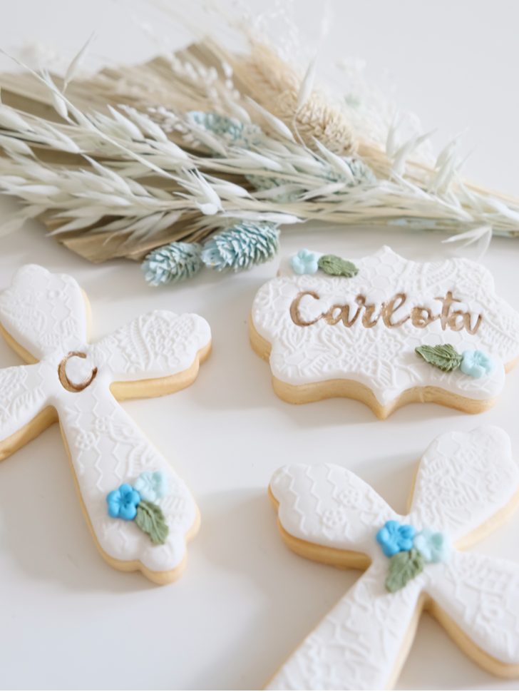 Tres galletas blancas con el nombre Carlota.