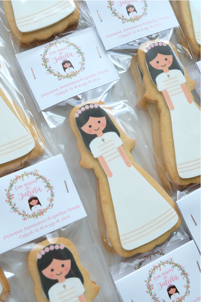 Un montón de galletas con la imagen de una niña en ellas.