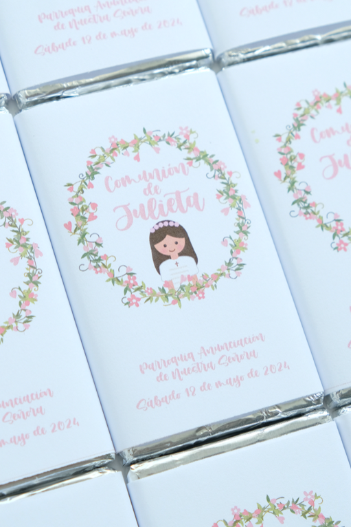 Un primer plano de una barra de chocolate con una niña encima.