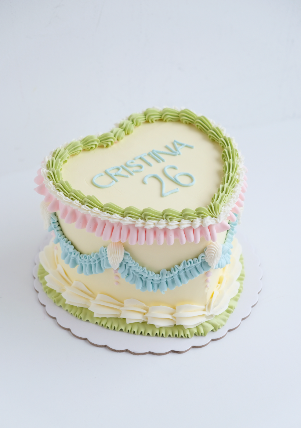 Un pastel en forma de corazón con el nombre Christina.