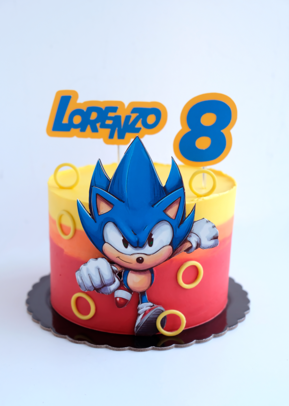 Un pastel de cumpleaños para Lorenzo con una imagen de Sonic el erizo.