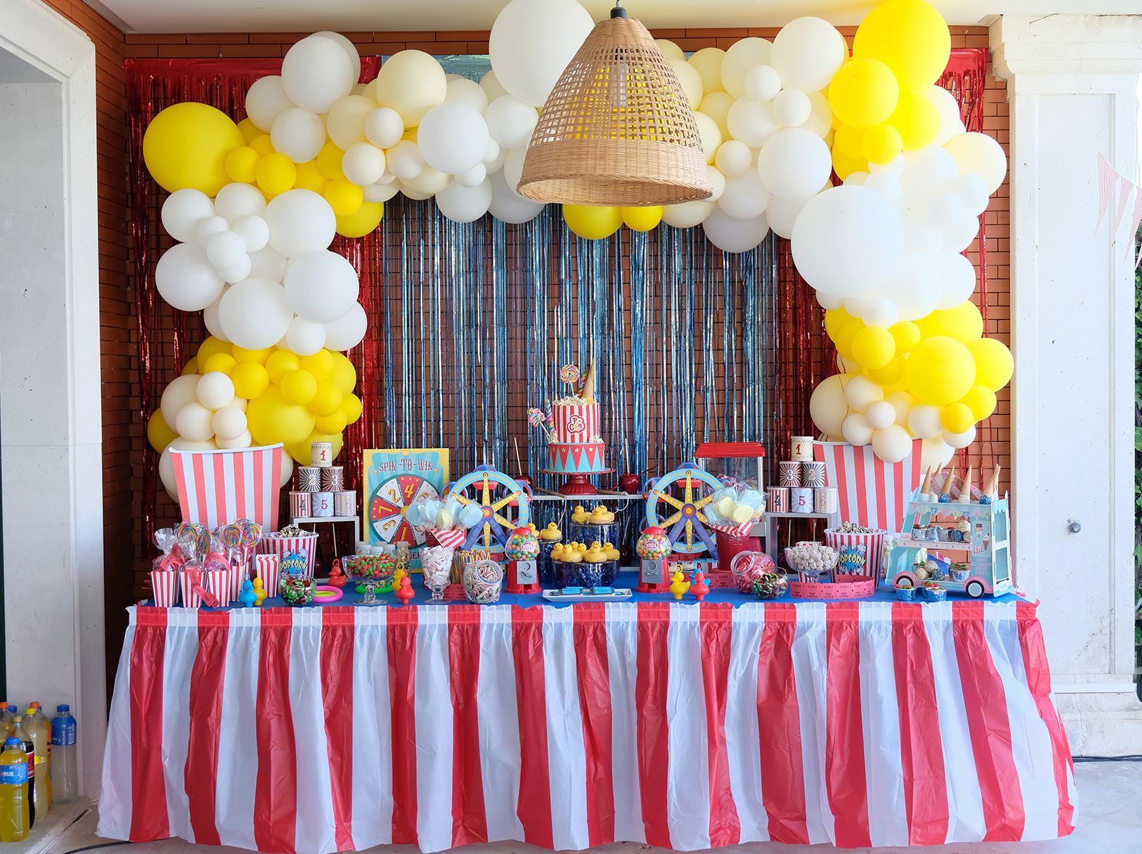 Una mesa decorada con globos y dulces para una fiesta de cumpleaños con temática de carnaval.
