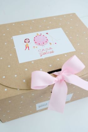caja con moño rosado y tarjeta de casa golosa