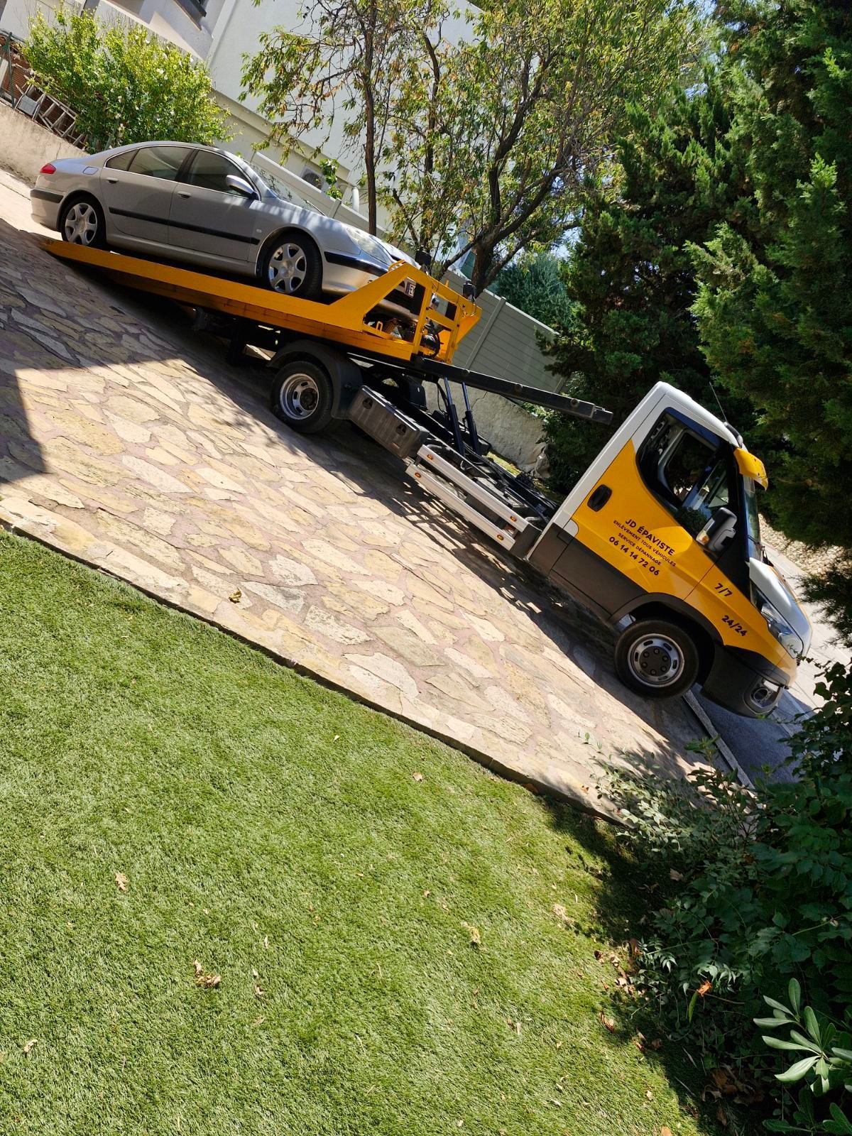 Véhicule de la société tractant une voiture