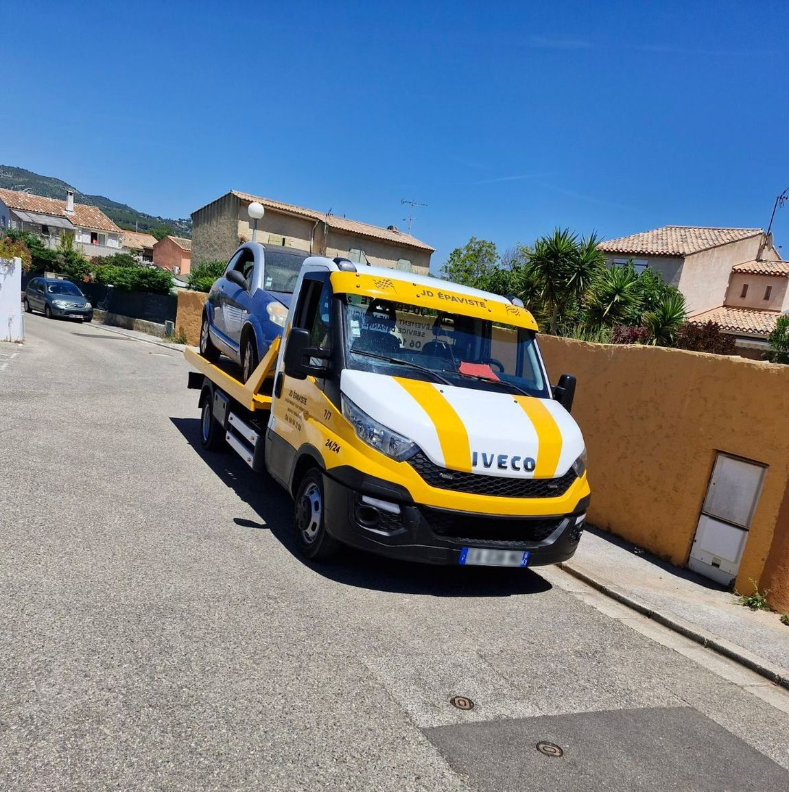 Remorquage d'un véhicule par l'entreprise dans un quartier