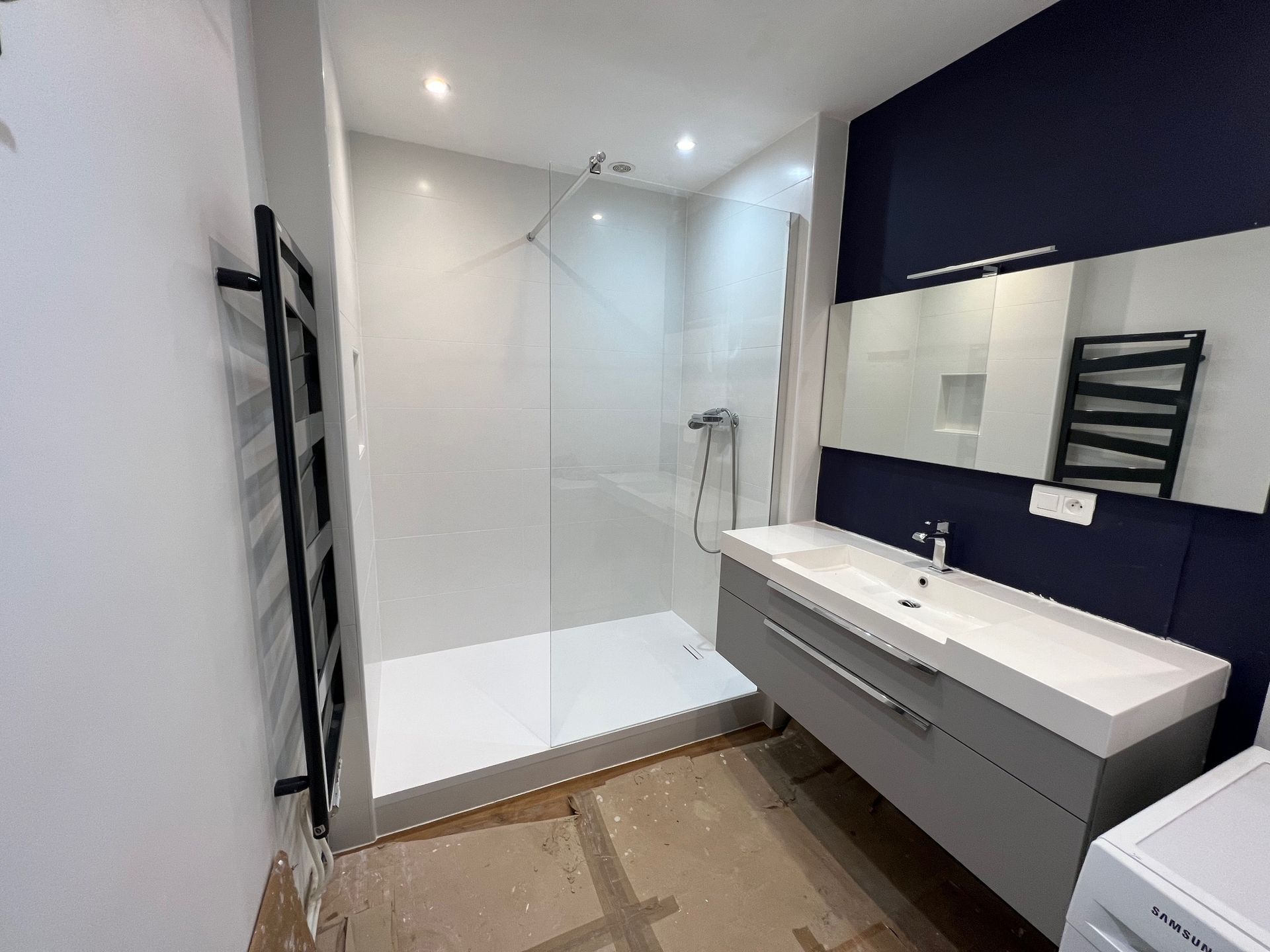 Douche et meuble vasque