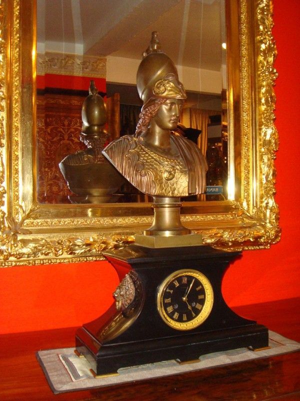 Antiquitäten am Schwanenwall Figur vor einem Spiegel