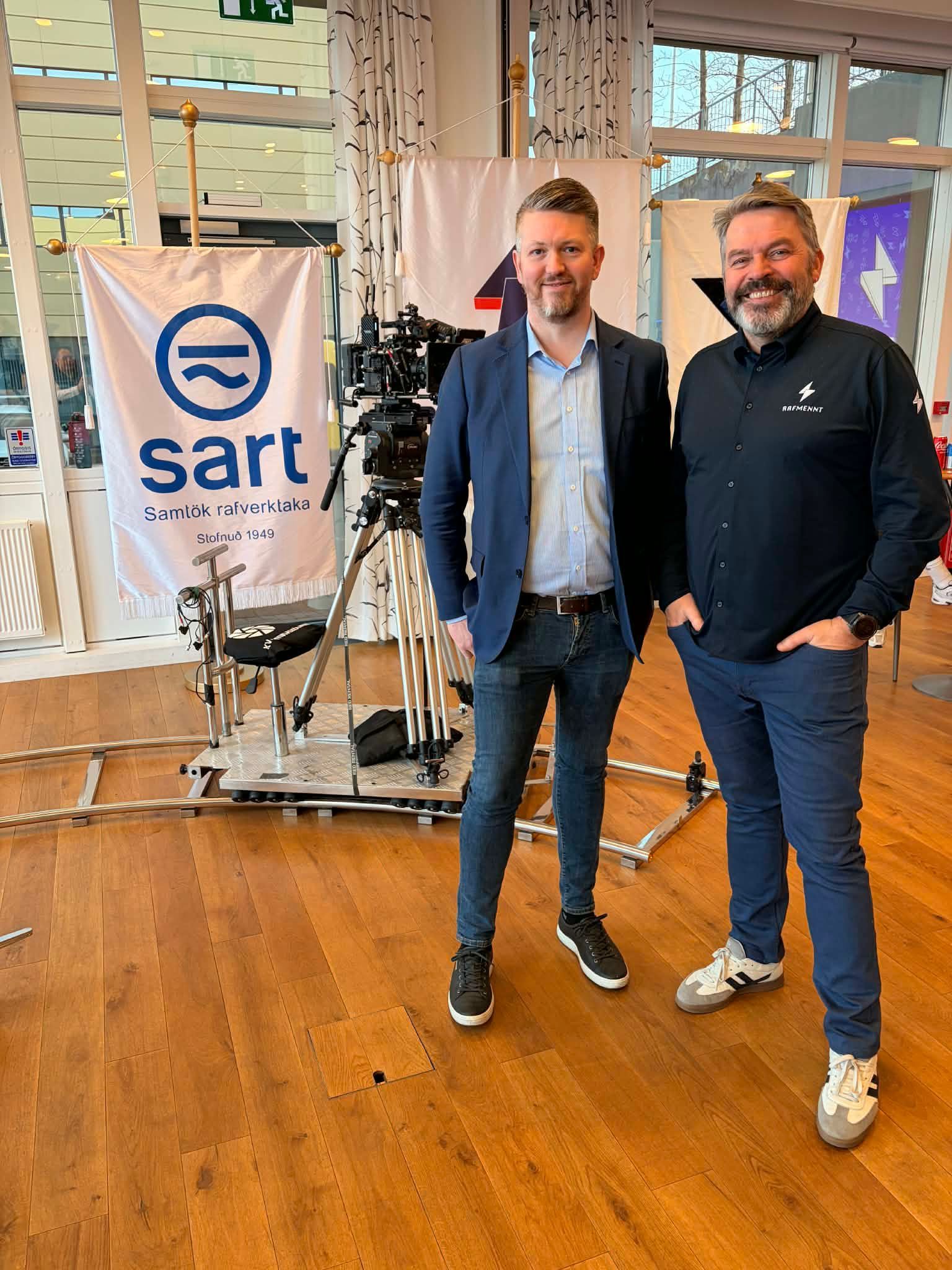 Straumur fólks í opið hús hjá Rafmennt við Stórhöfðann. Skólinn fagnar ...