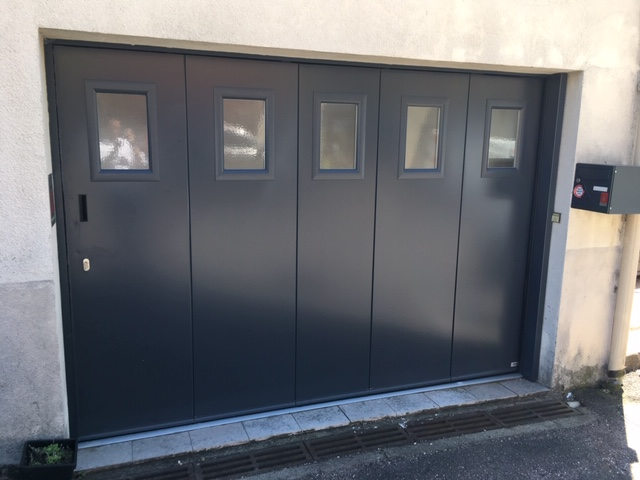 Porte de garage fermée noire