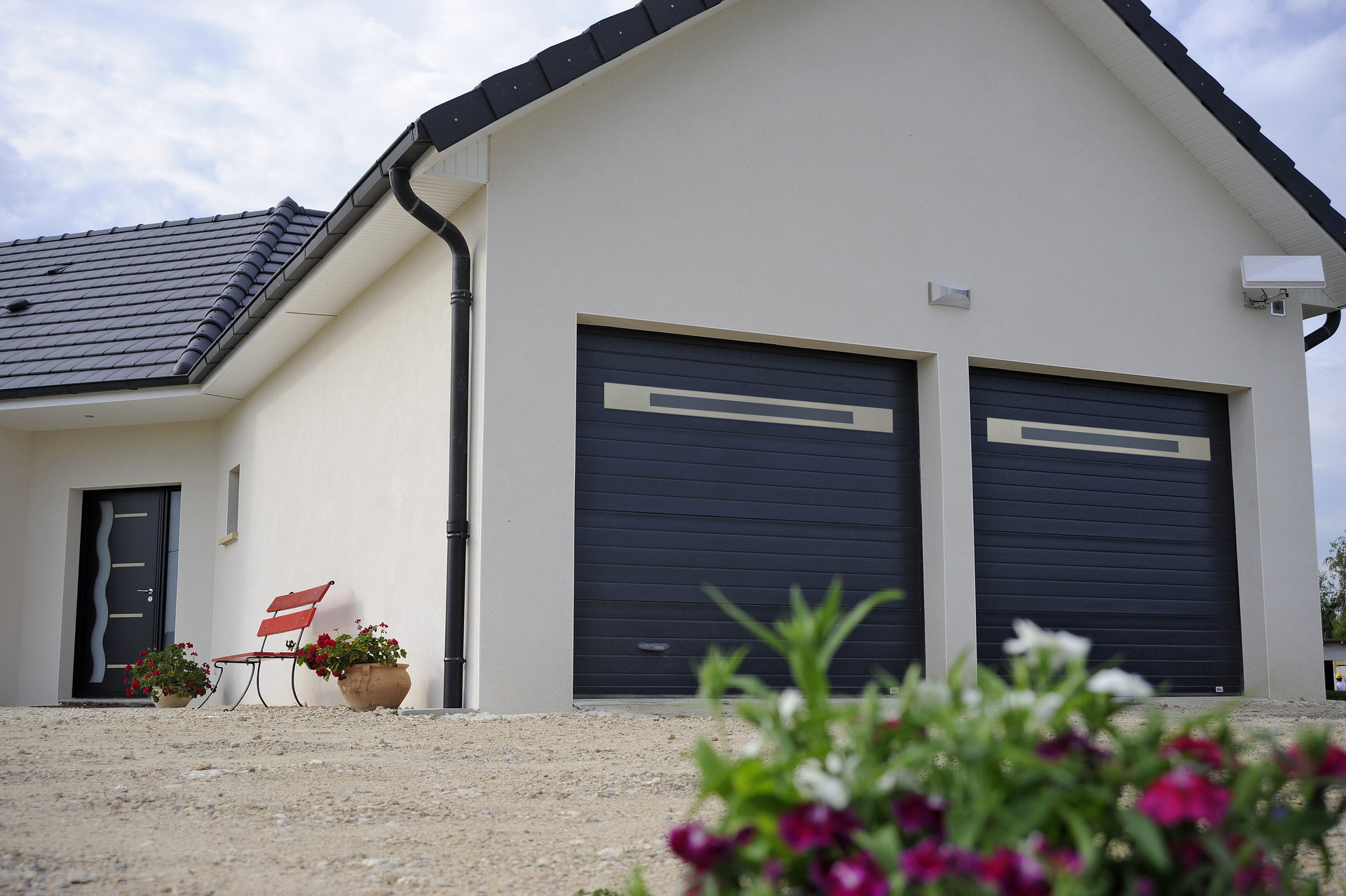 Ras de sol d'un garage à deux portes noires