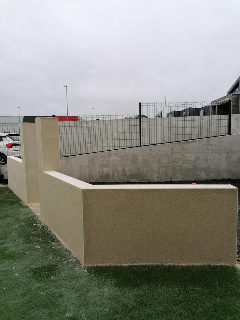 Muret et poteau de couleur crème