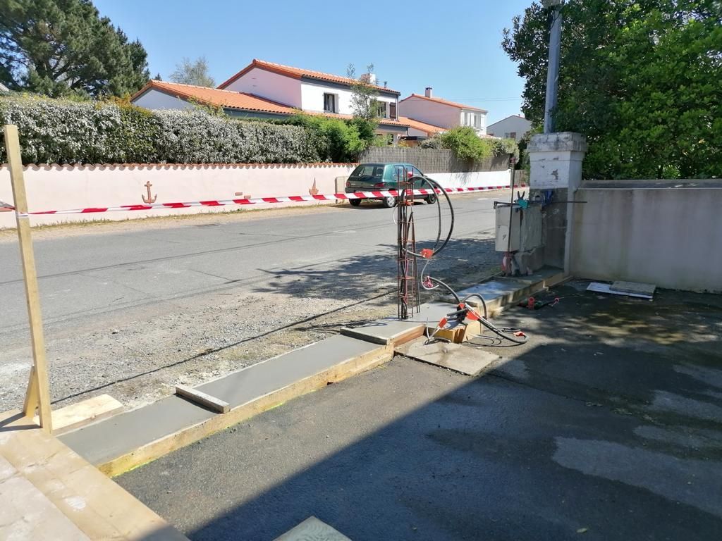 Fondations en béton dans un coffrage en planches de bois pour un portail