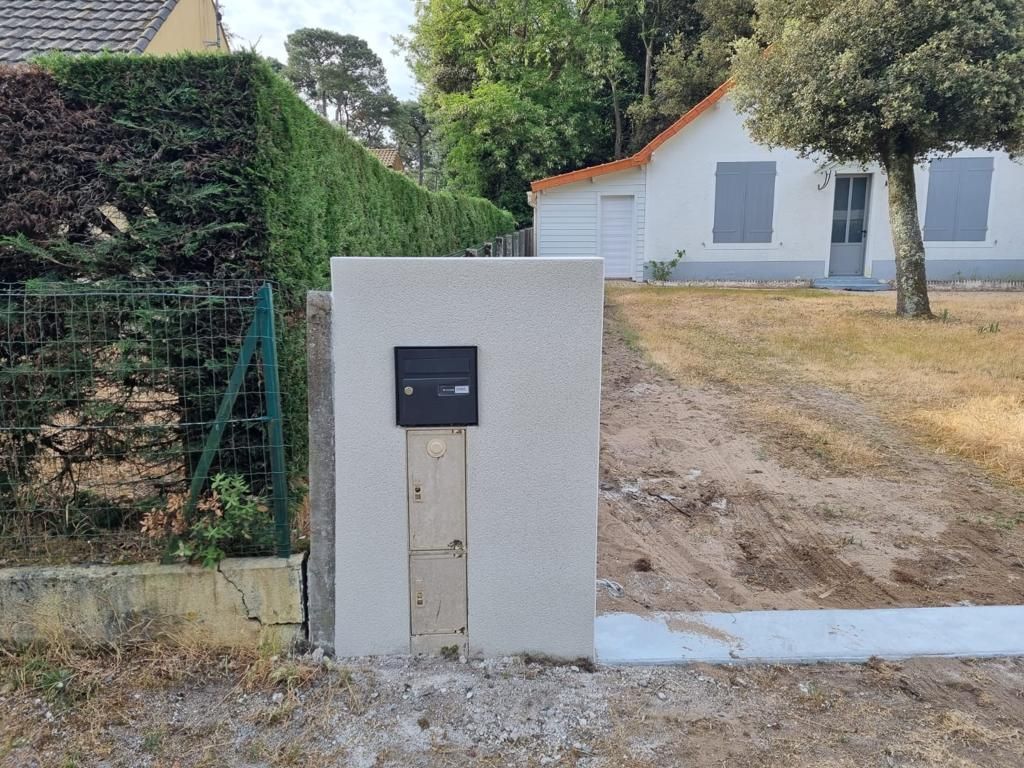 Poteau avec boîte aux lettres encastrée à l'intérieur