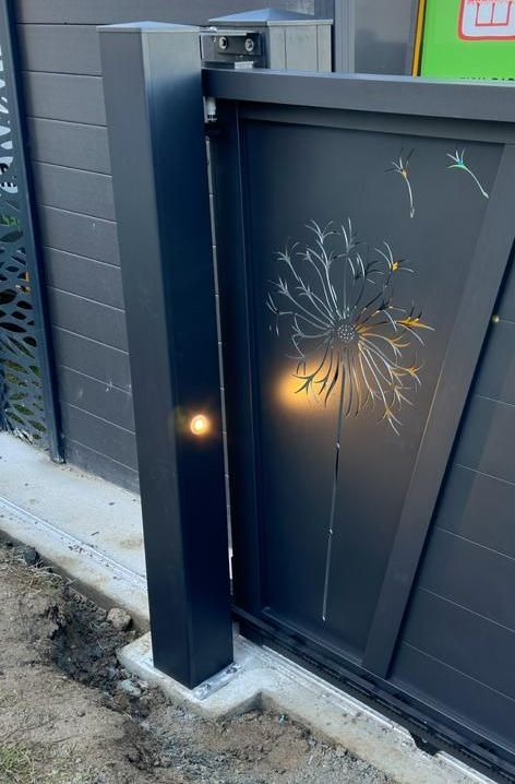 Poteau motorisé pour portail avec gravure de pissenlit