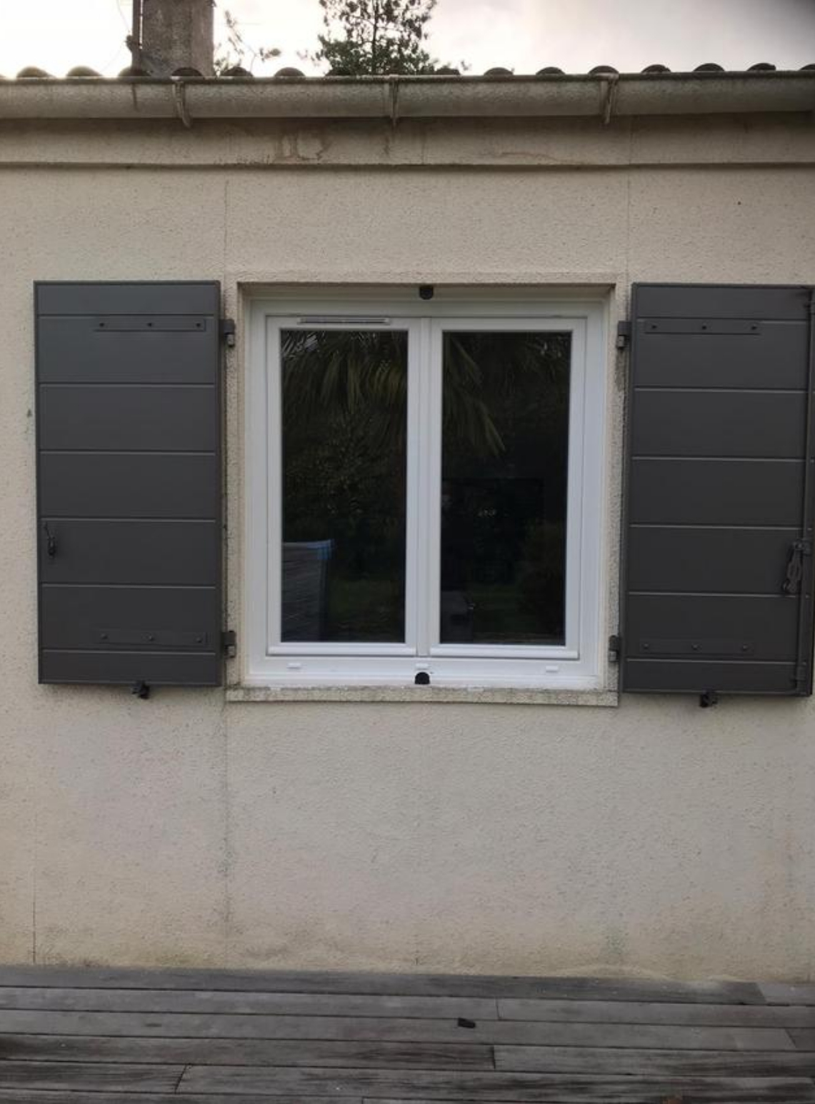 Fenêtre avec volets noir