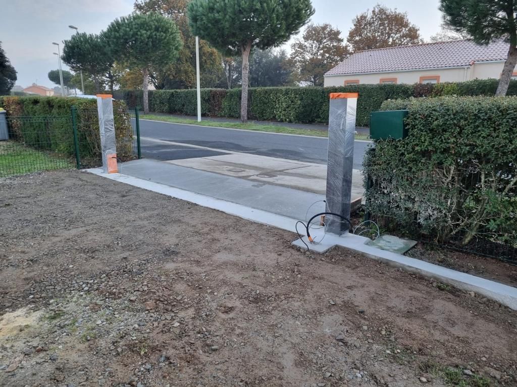 Fondations et accès en béton pour un futur portail chez un particulier