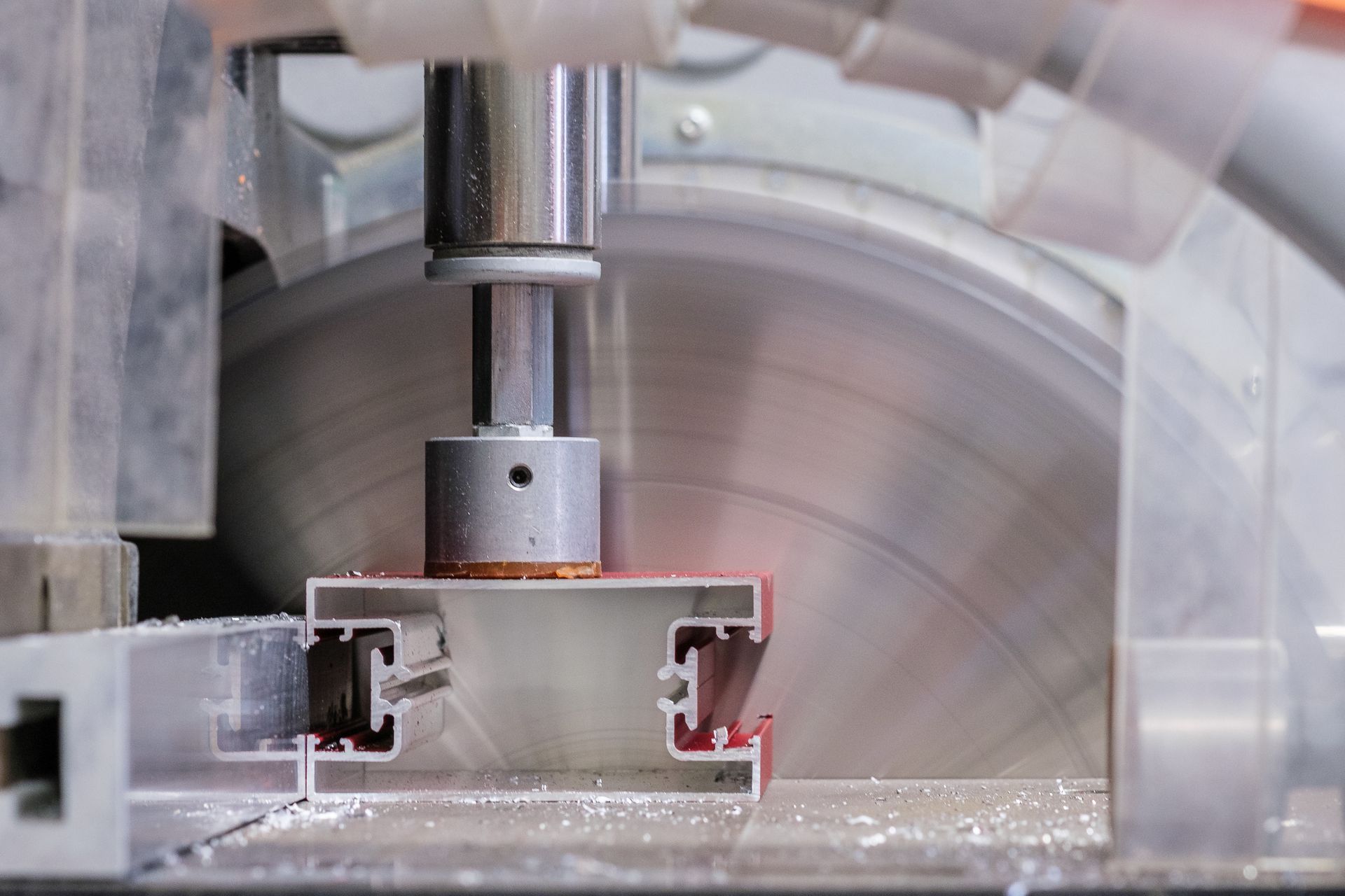 Zoom sur une lame de scie en train de tourner