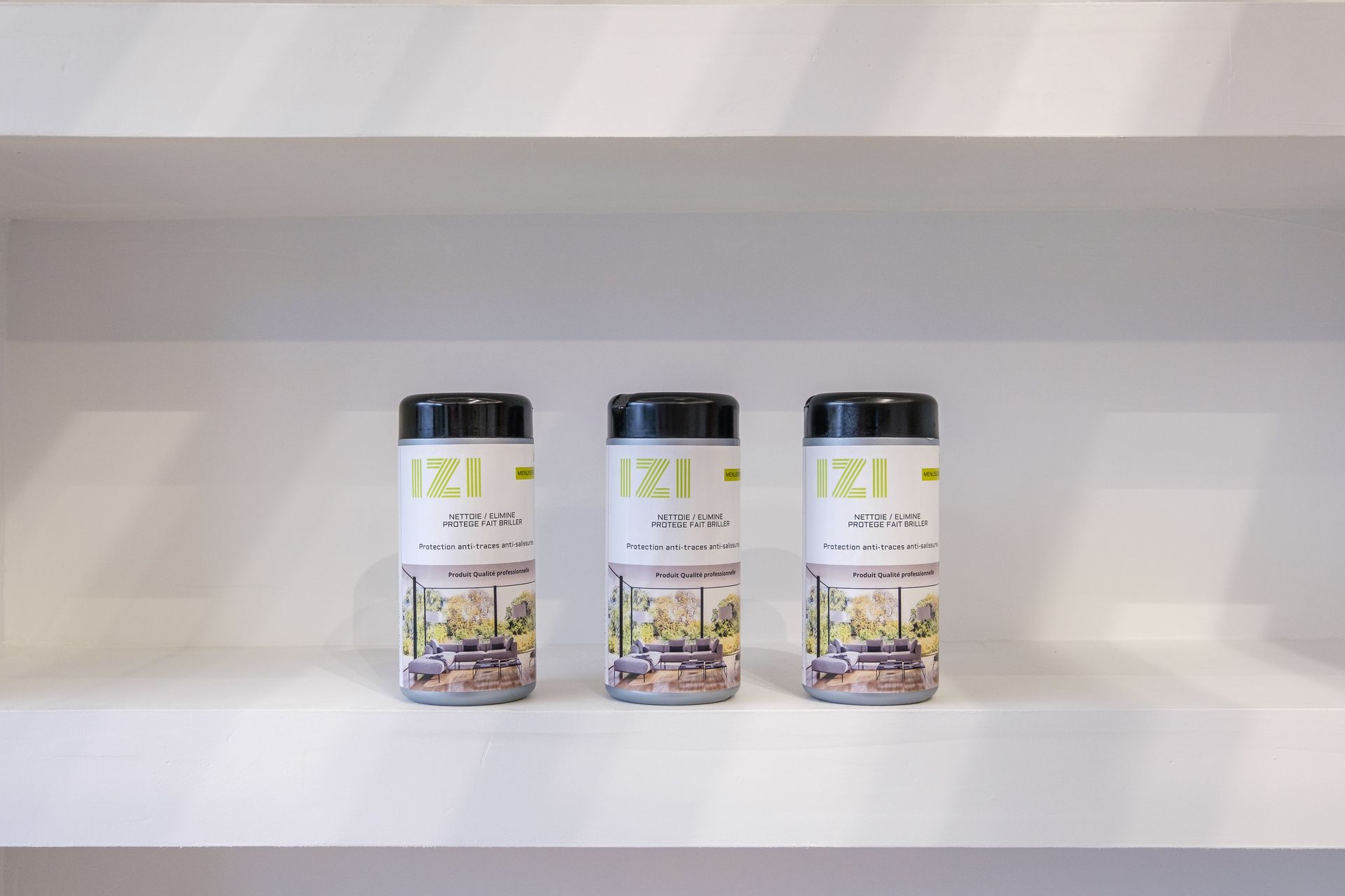 Produits IZI disposés sur une étagère blanche