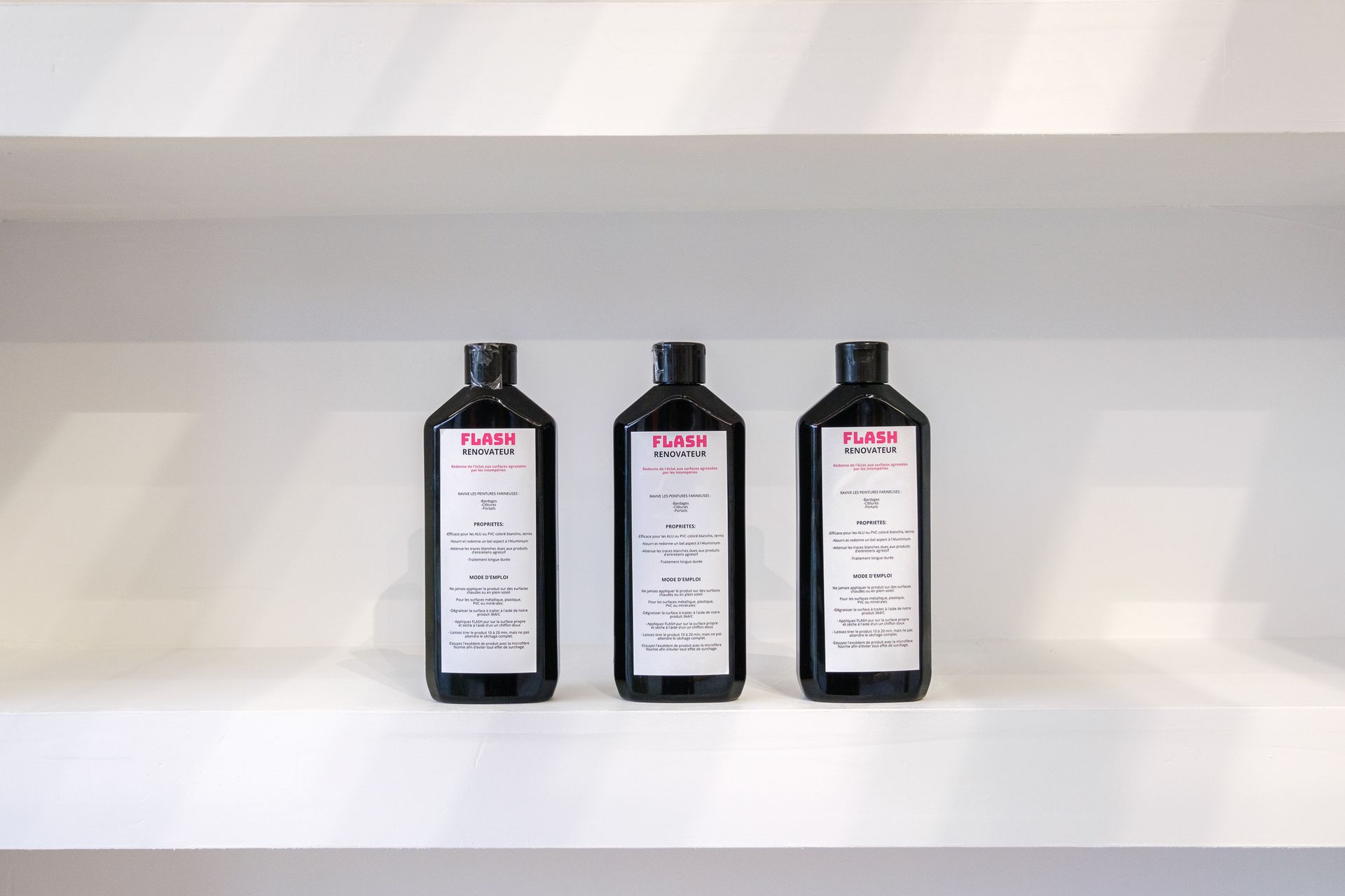 Produits d'entretien disposés sur une étagère blanche