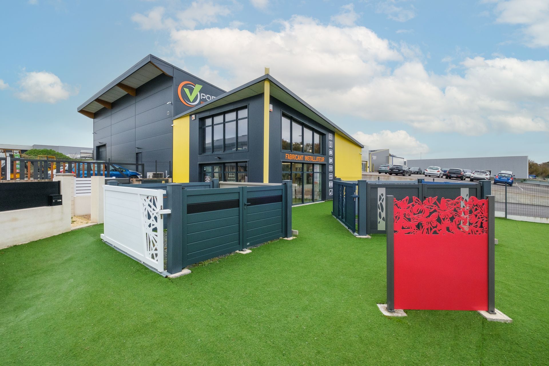 Entrée de la boutique de PORTAILS 3D avec différents modèles d'exposition de portails et de clôtures en extérieur