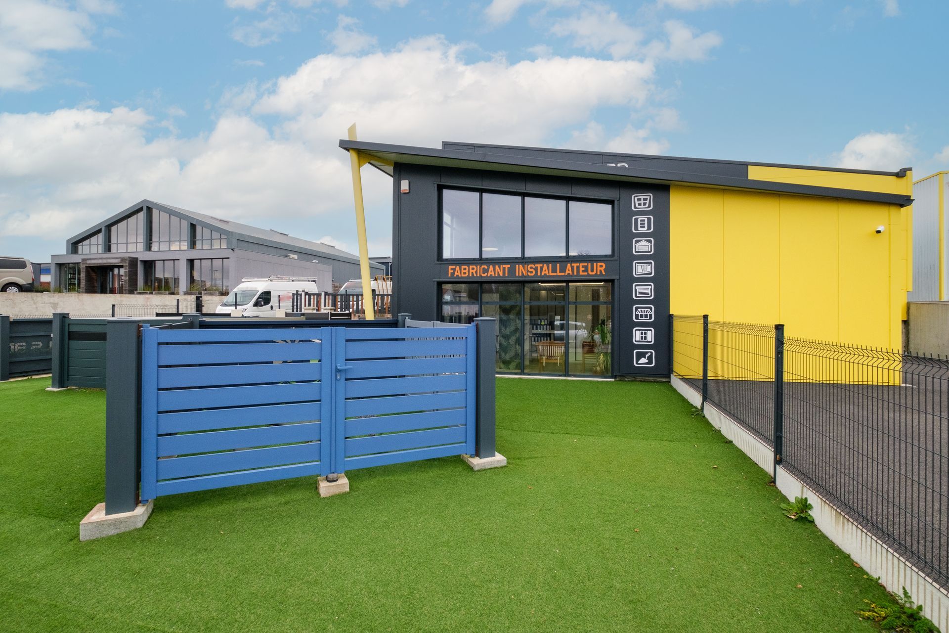 Entrée de la boutique de PORTAILS 3D avec un portail bleu exposé