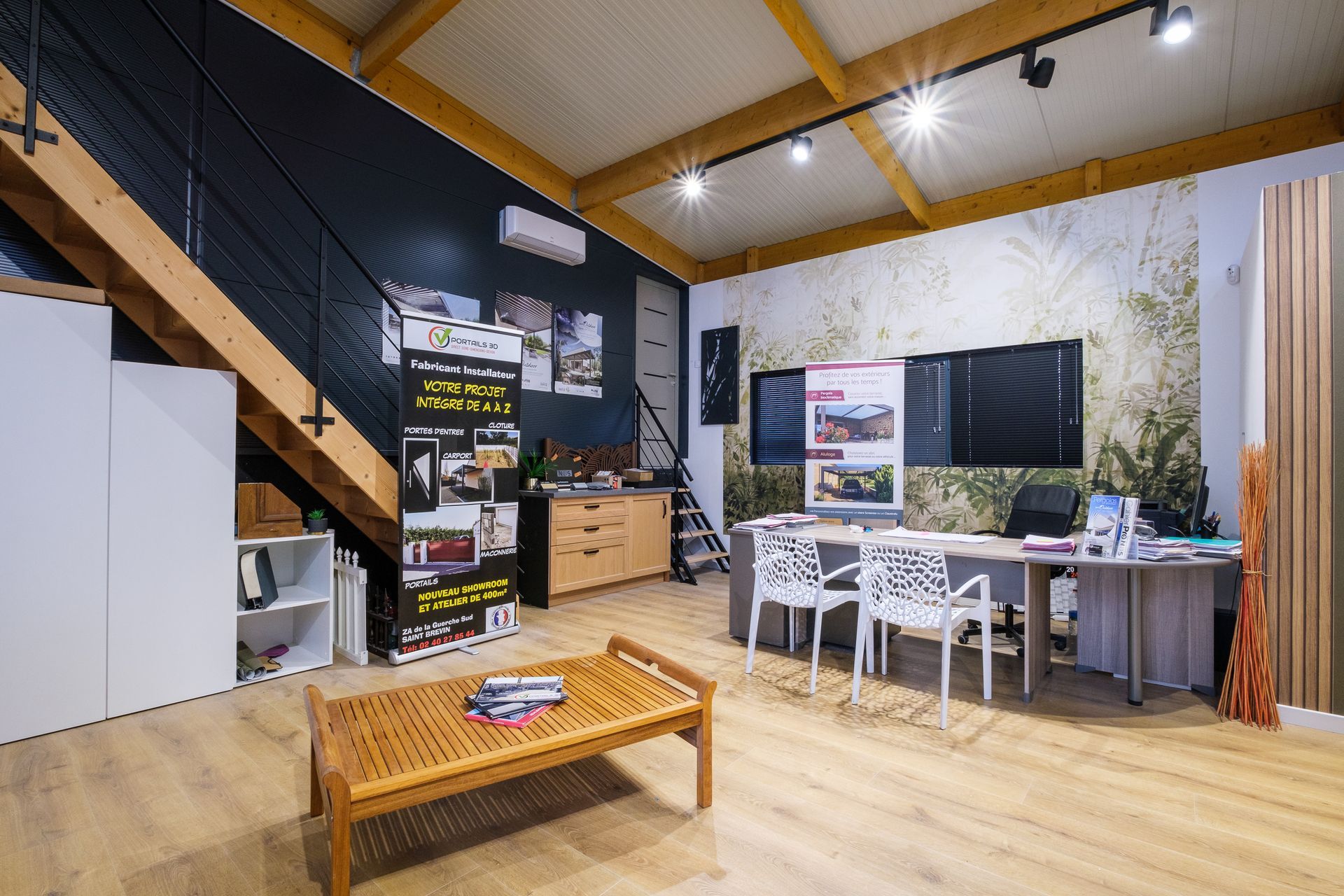 Intérieur de la boutique de PORTAILS 3D avec un espace d'attente