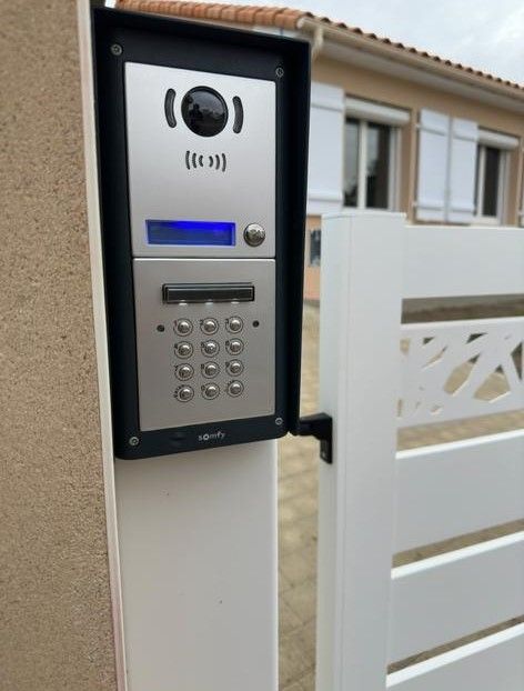 Un interphone accolé au portail d'une maison