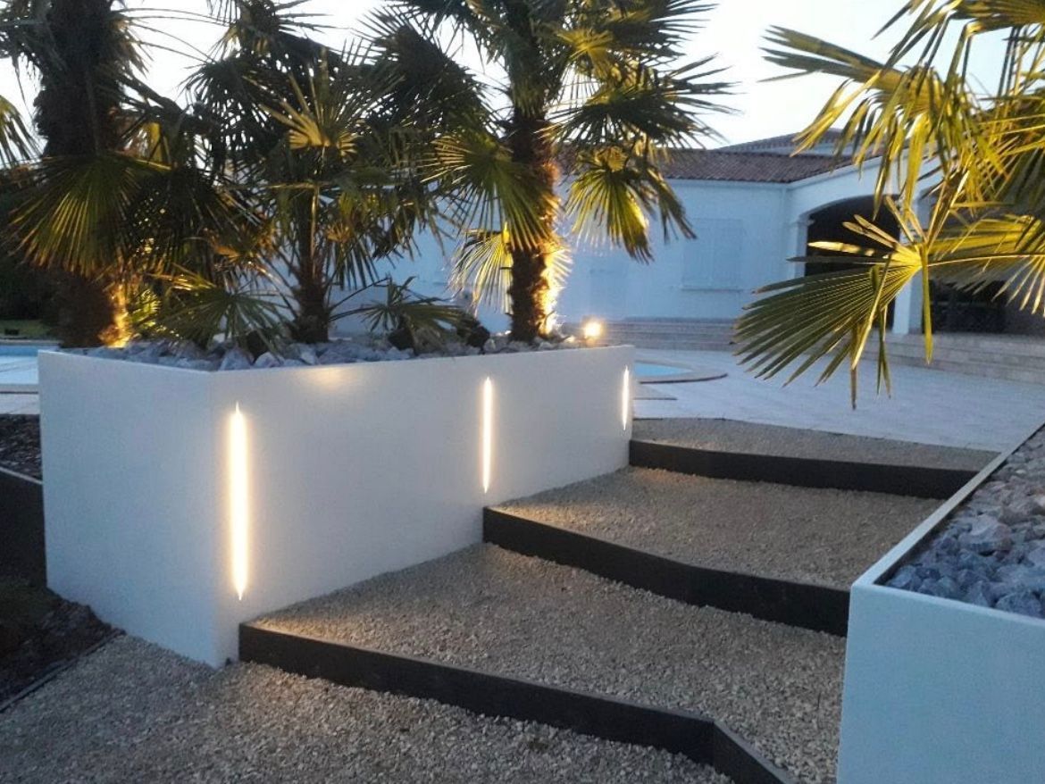 Trois marches d'escalier entre deux murets de jardin