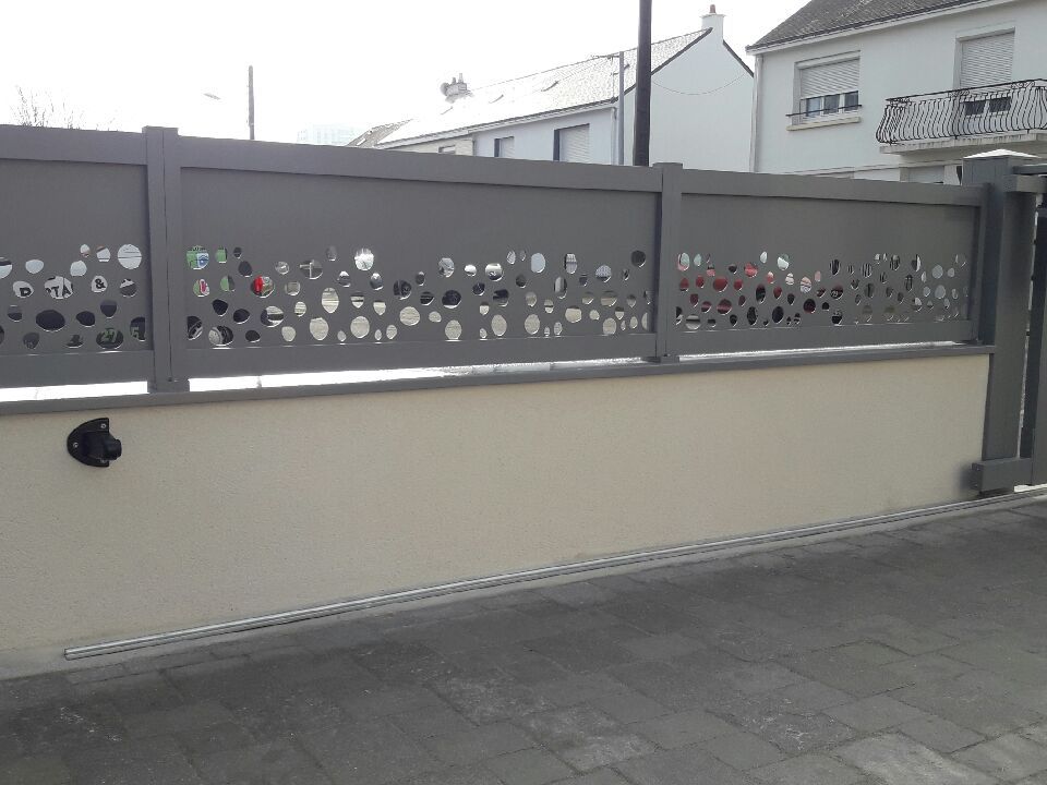 Clôture métallique percée