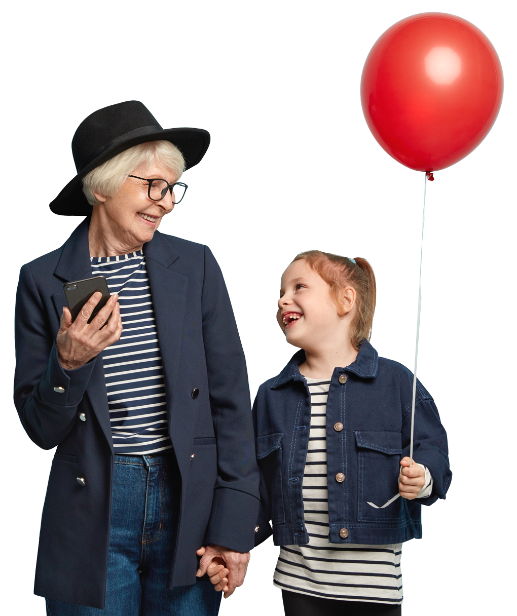 Une femme et une jeune fille qui tient un ballon