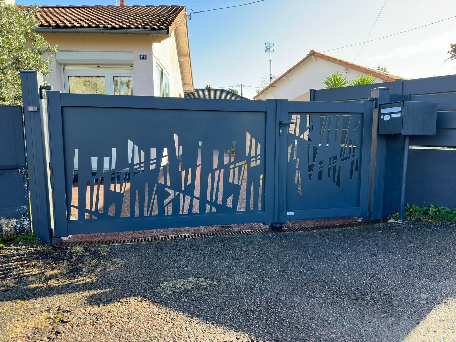 Une portail bleuté avec des détails découpés