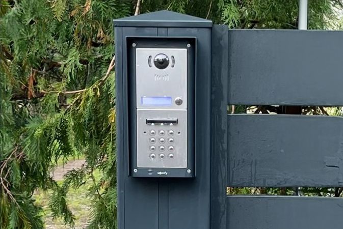 Gros plan sur un interphone à l'entrée d'une propriété