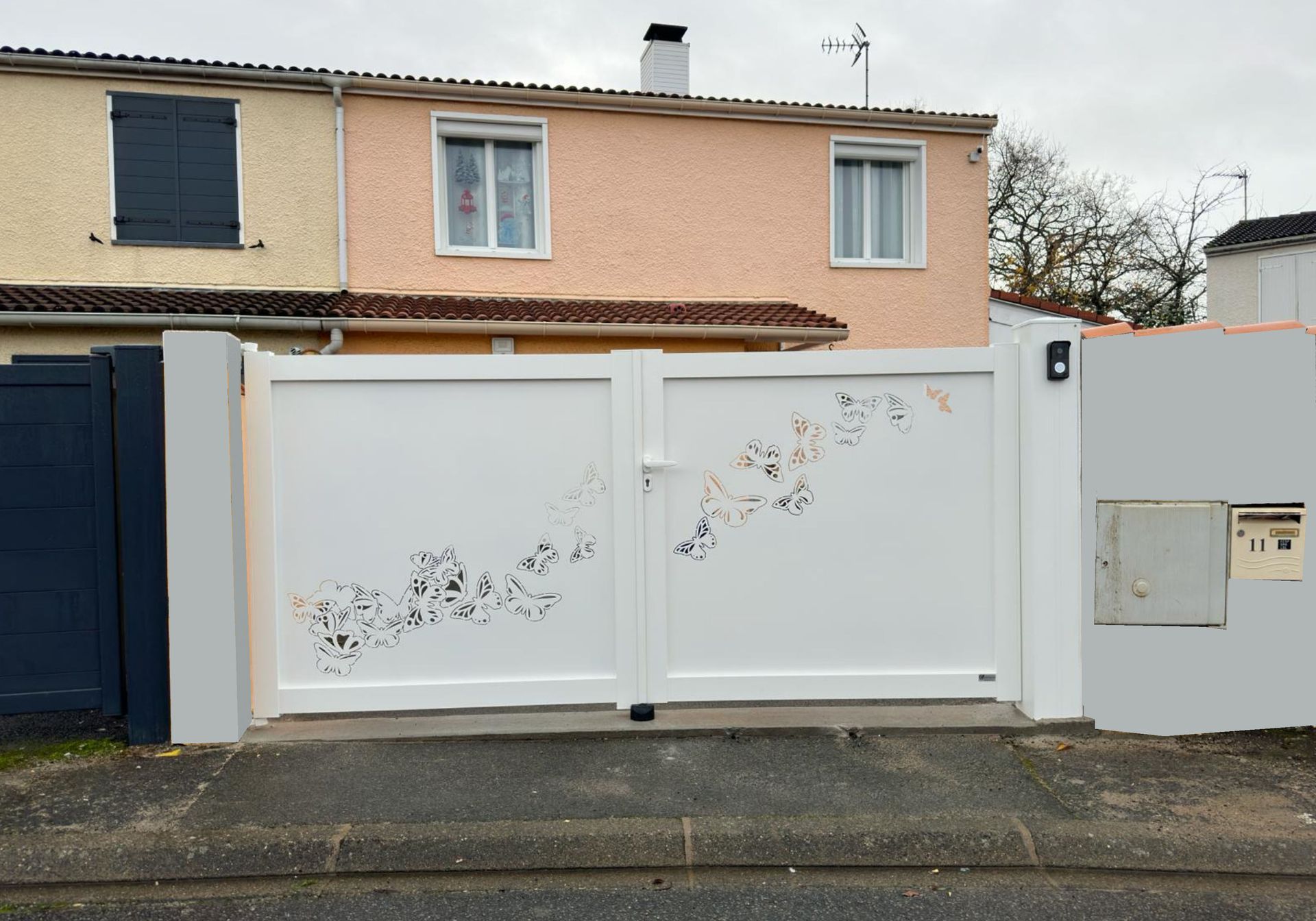 Portail blanc avec motifs de papillon