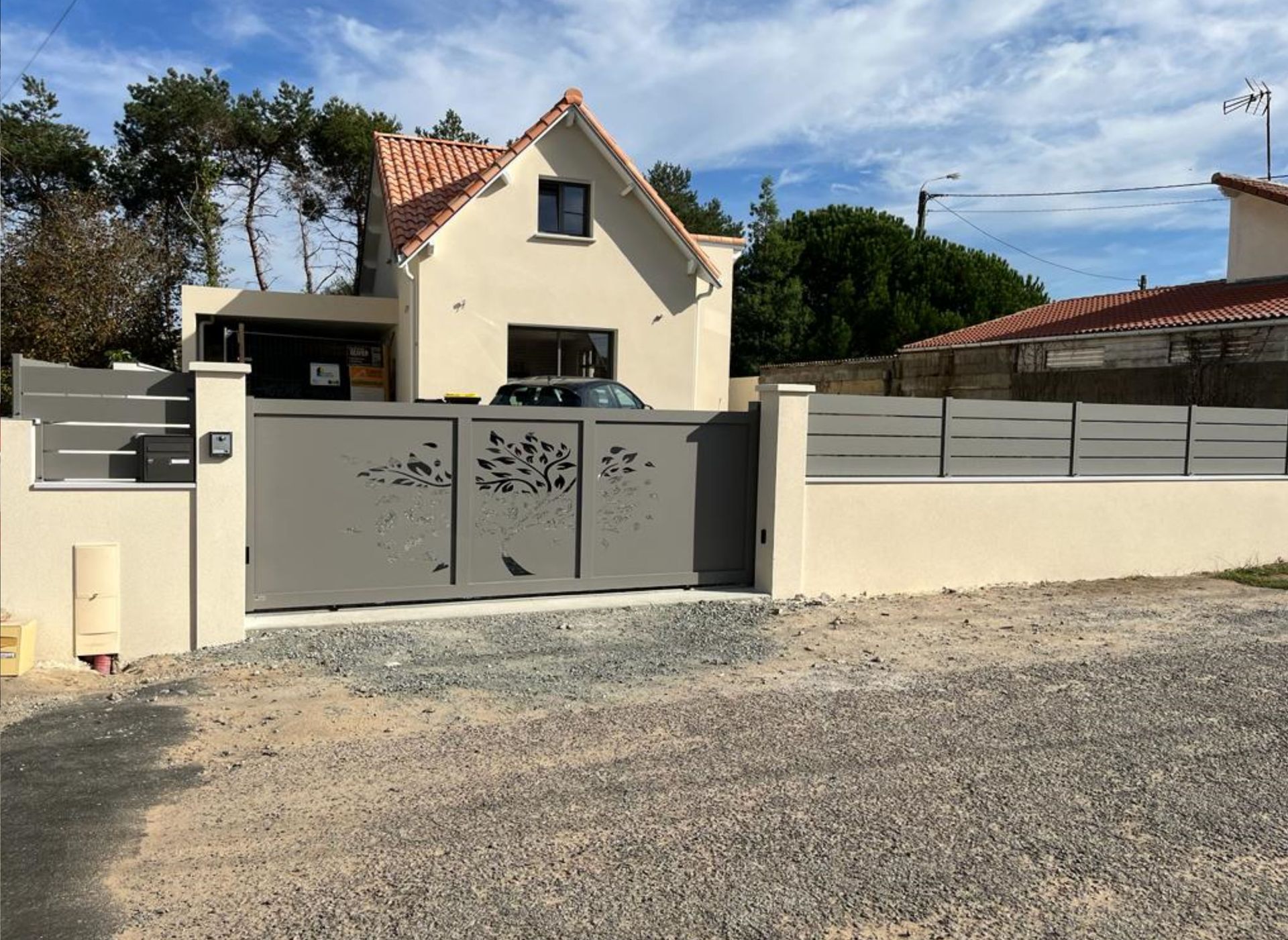 Portail gris avec motifs d'arbre