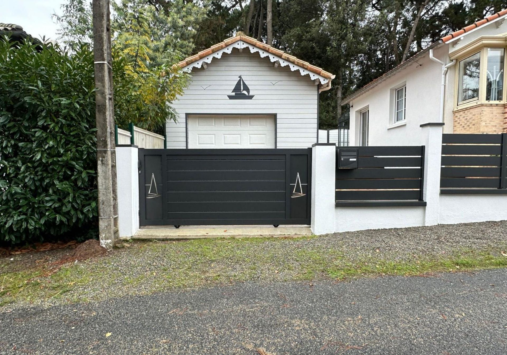 Portail noir avec motifs de voile