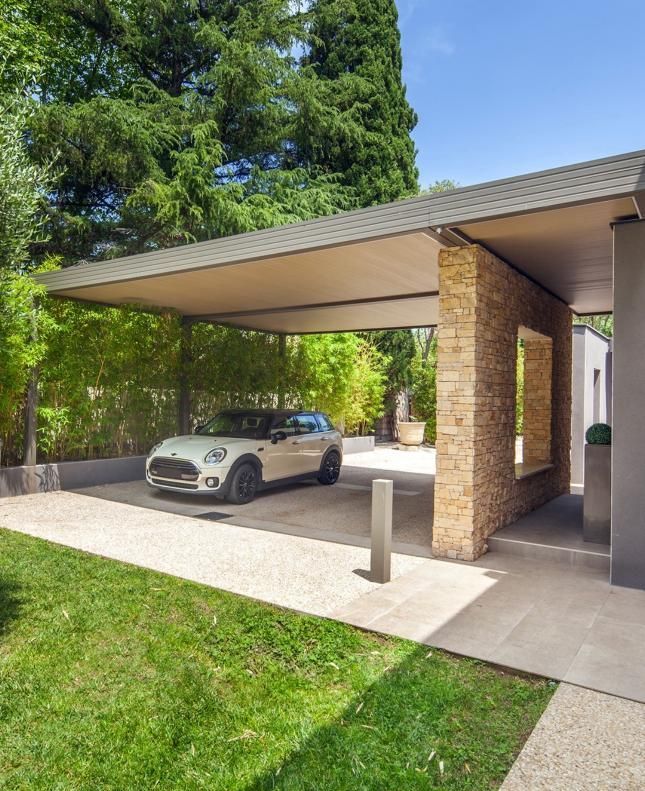 Illustration en 3D d'une Mini Cooper sous un carport prolongeant une habitation