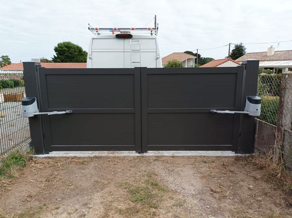 Portail battant gris foncé avec bras articulés