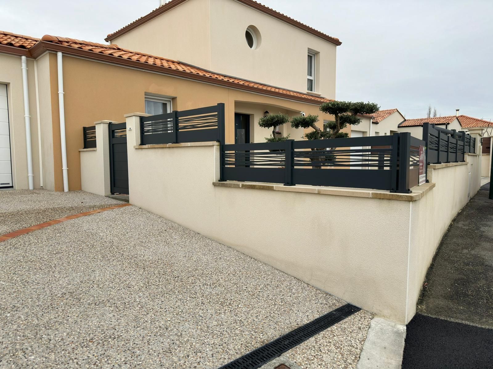 Clôture noire à plusieurs étages