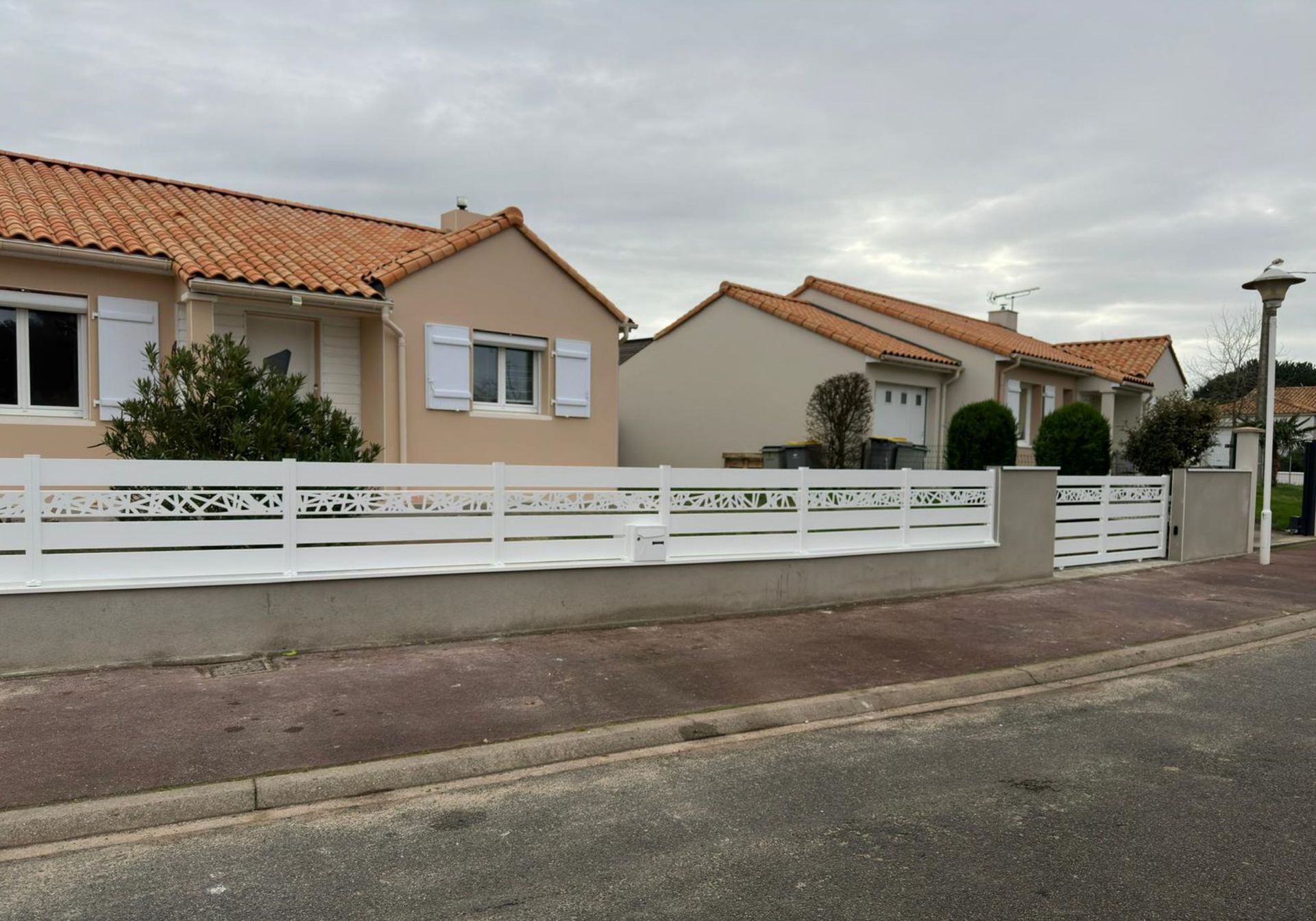 Clôture avec barrières blanches