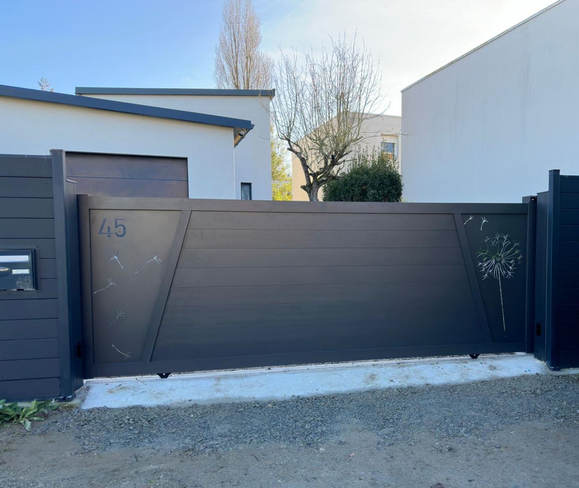 Portail noir avec motifs de pissenlit