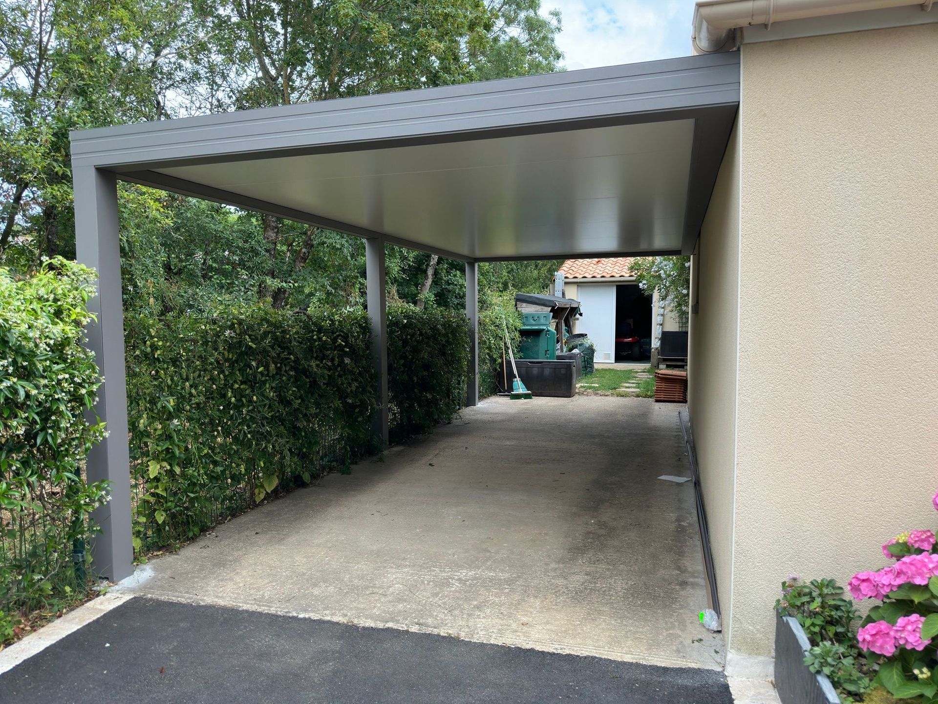 Carport le long d'un mur d'une maison
